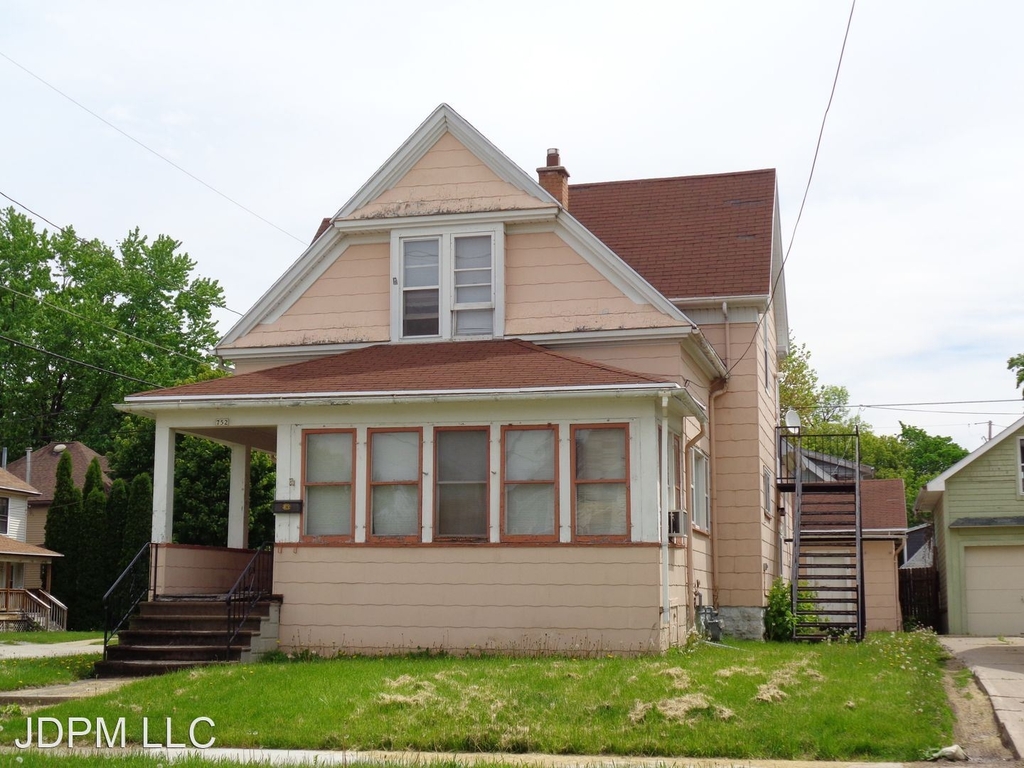 752 Franklin Street - Photo 0