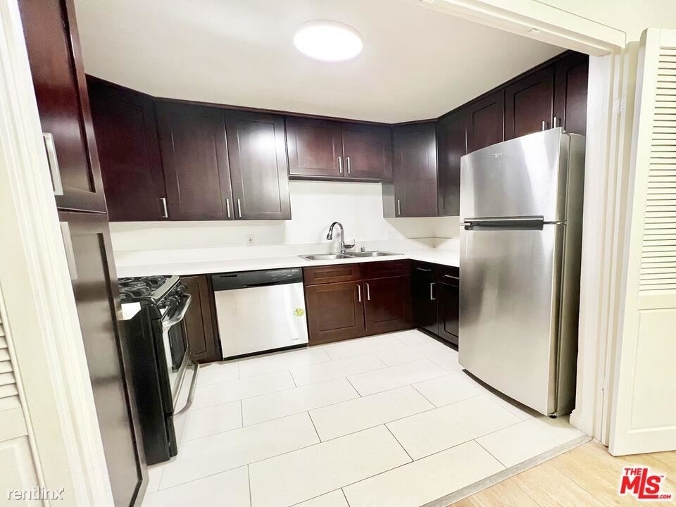 468 S Roxbury Dr Apt 406 - Photo 3