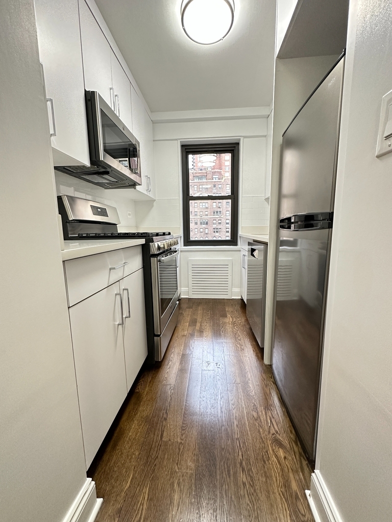 405 East 56th Street - Photo 3