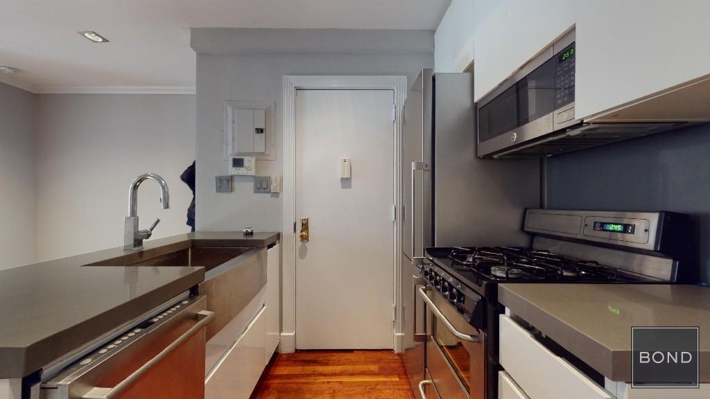 529 East 6th Street - Photo 2