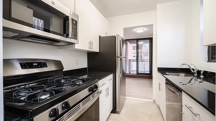 240 East 40th Street - Photo 12