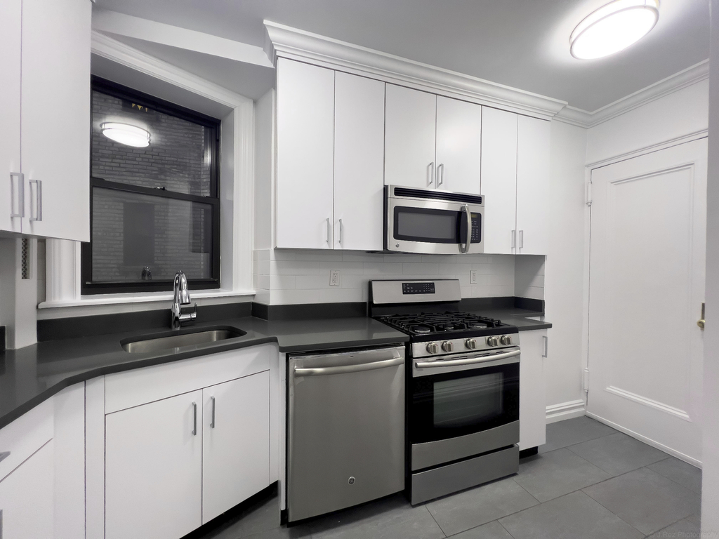 25 West 68th Street - Photo 2