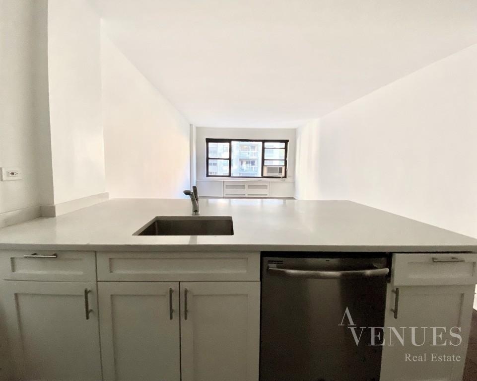 East 55th Street - Photo 1