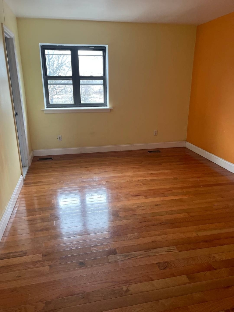 6304  Grand Central Parkway - Photo 14