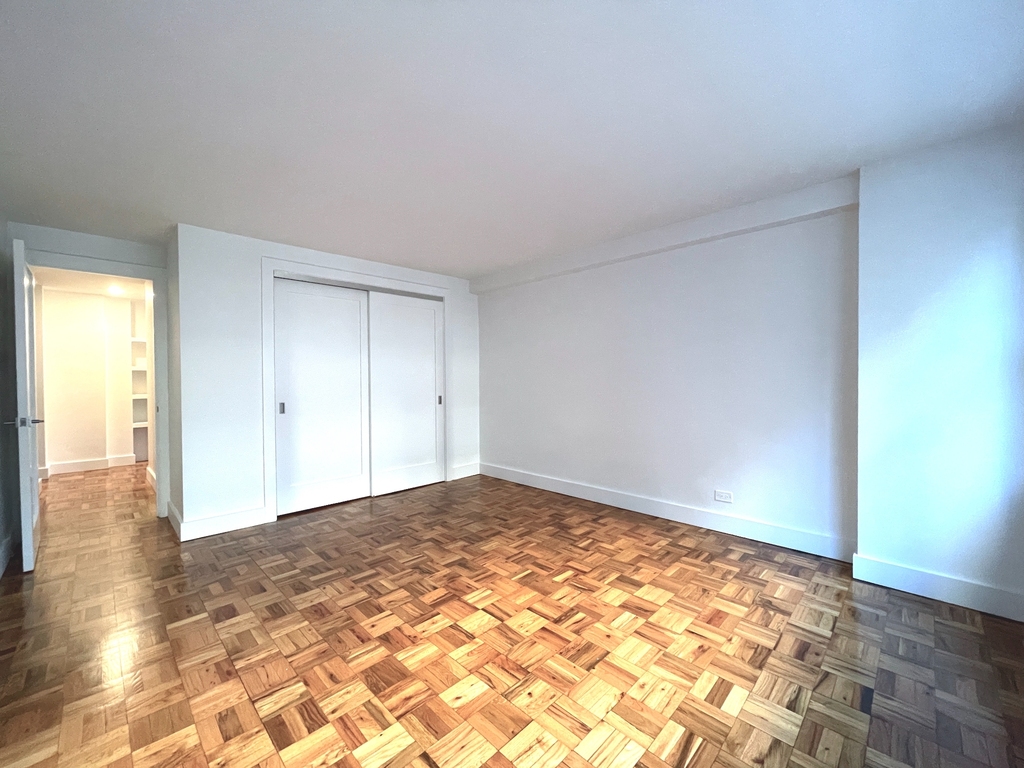 315 West 57th Street - Photo 4