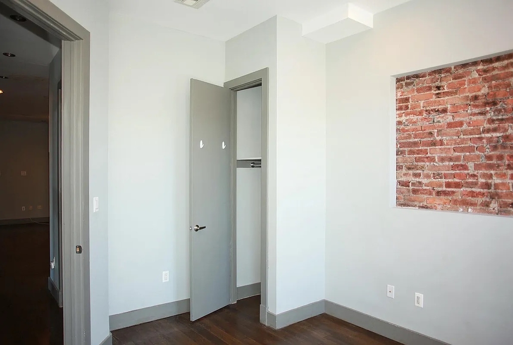 570 Hancock Street - Photo 9