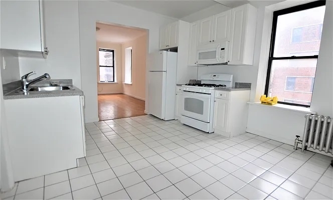 248 East 38th St - Photo 2