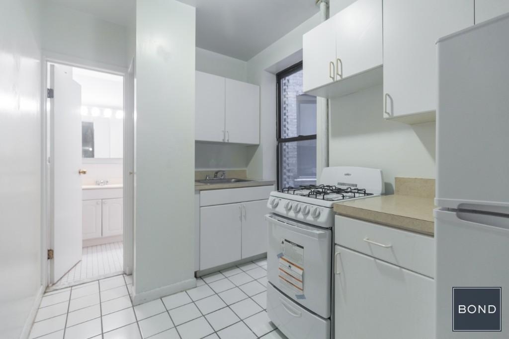 East 85 Street - Photo 7