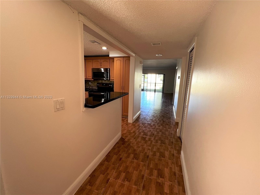 195 Lakeview Dr - Photo 2