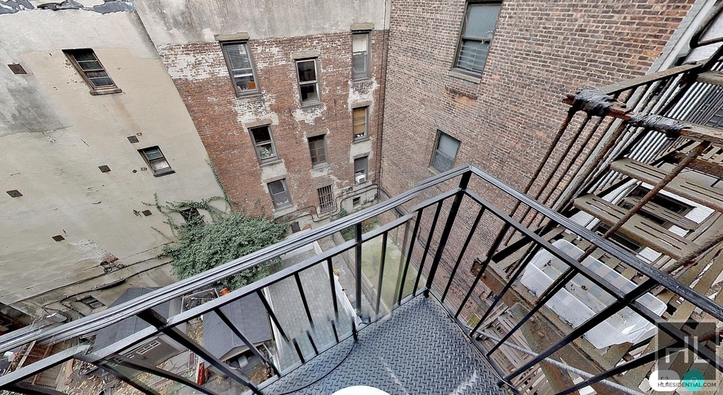 279 East 10th Street - Photo 7