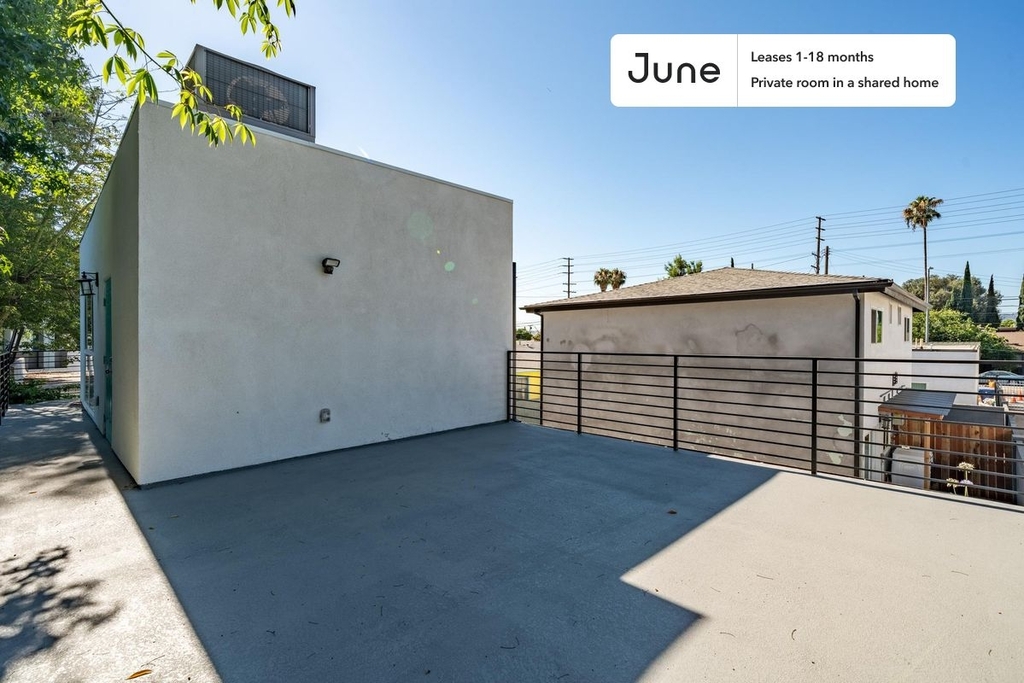 11685 Oxnard Street - Photo 12