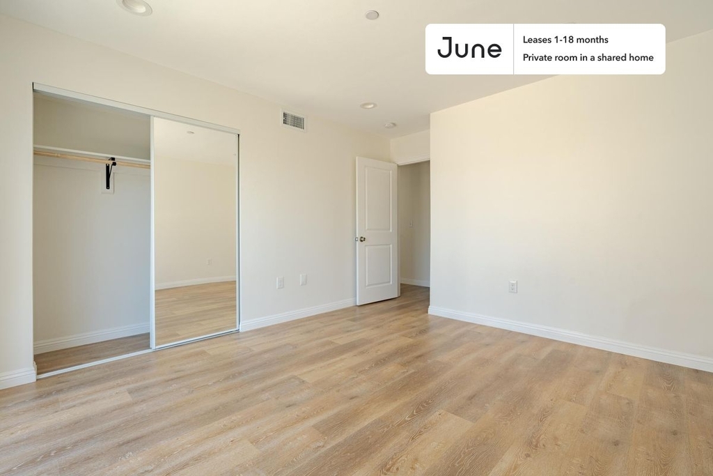 11685 Oxnard Street - Photo 2