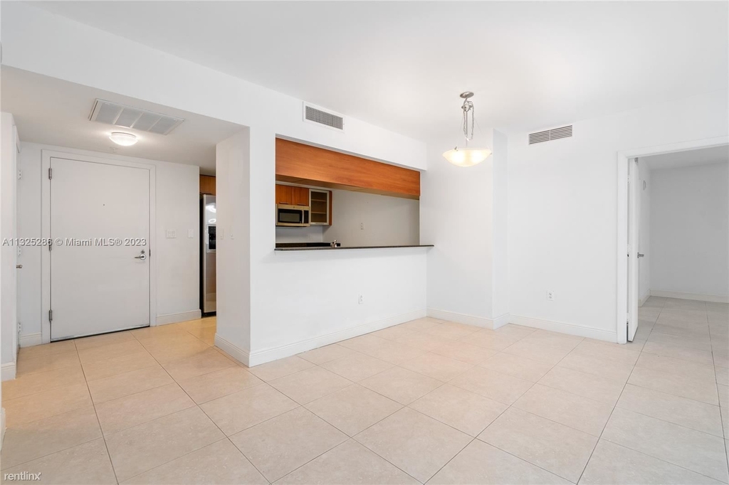 1800 N Bayshore Dr Apt 2114 - Photo 4