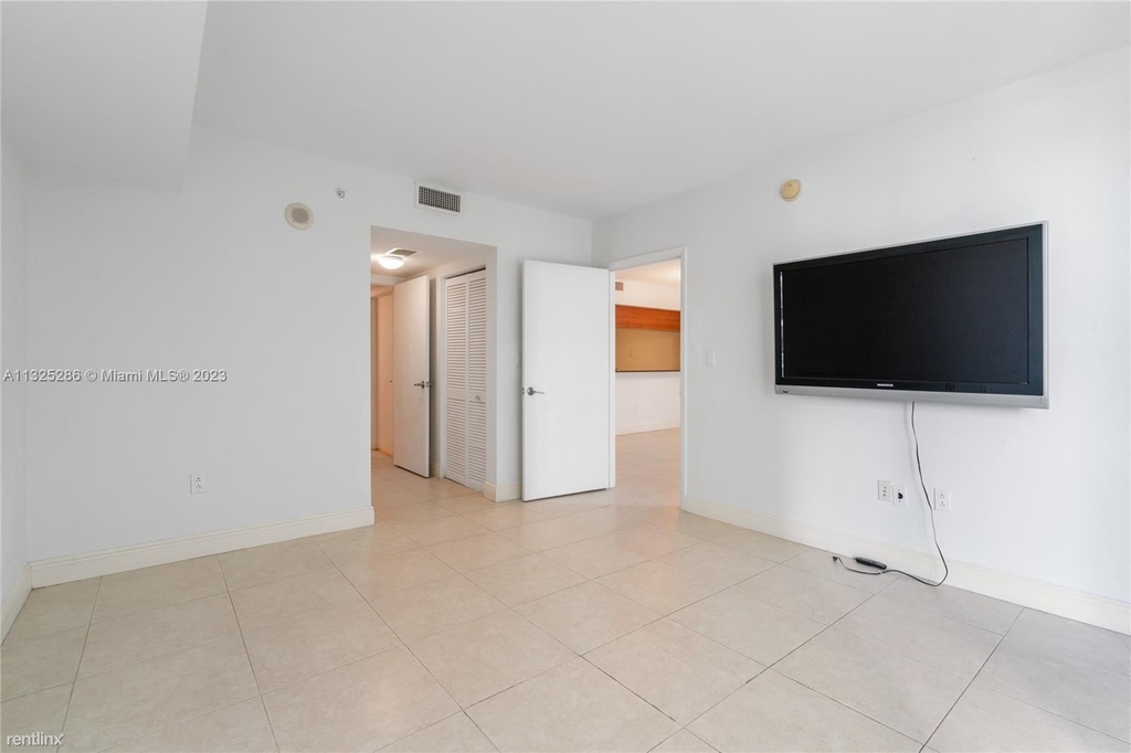 1800 N Bayshore Dr Apt 2114 - Photo 23