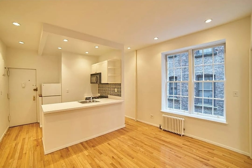 240 East 21st Street - Photo 2