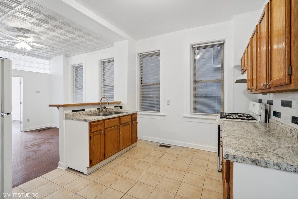 560 W 18th Street - Photo 5