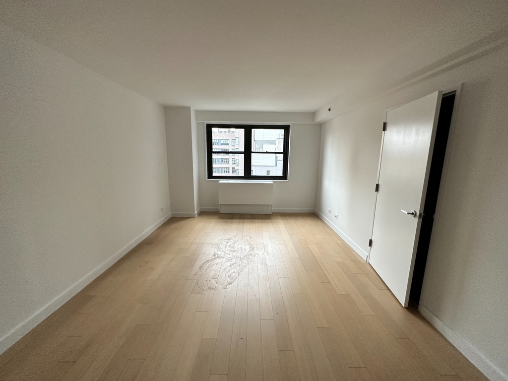 EAST 39TH STREET - Photo 1