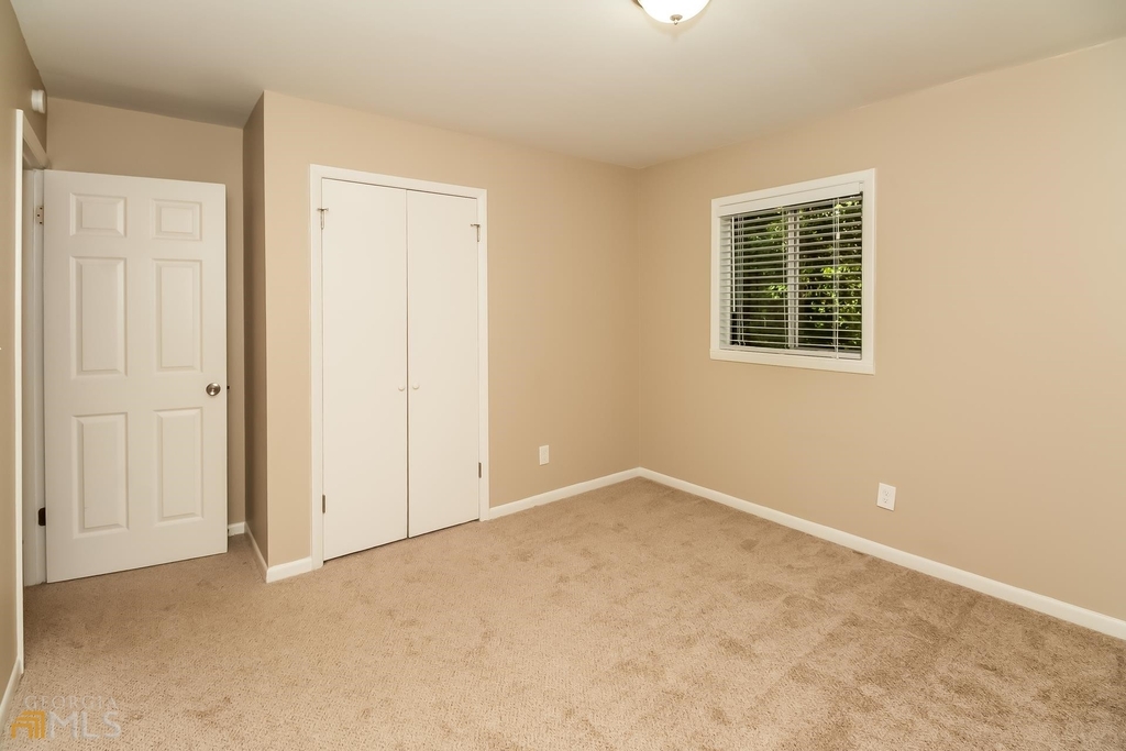 537 Roxbury Drive - Photo 11