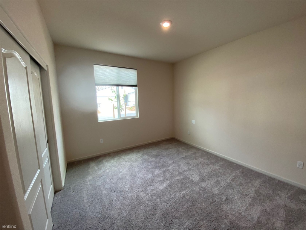 2081 Skipping Stone Way - Photo 17