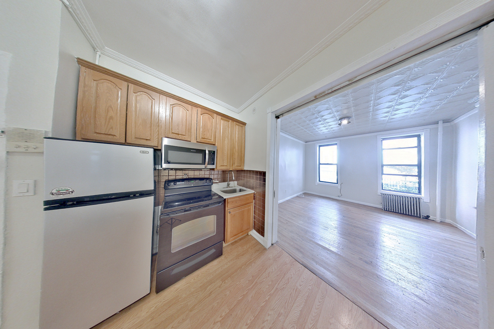 607 East 11th Street - Photo 0