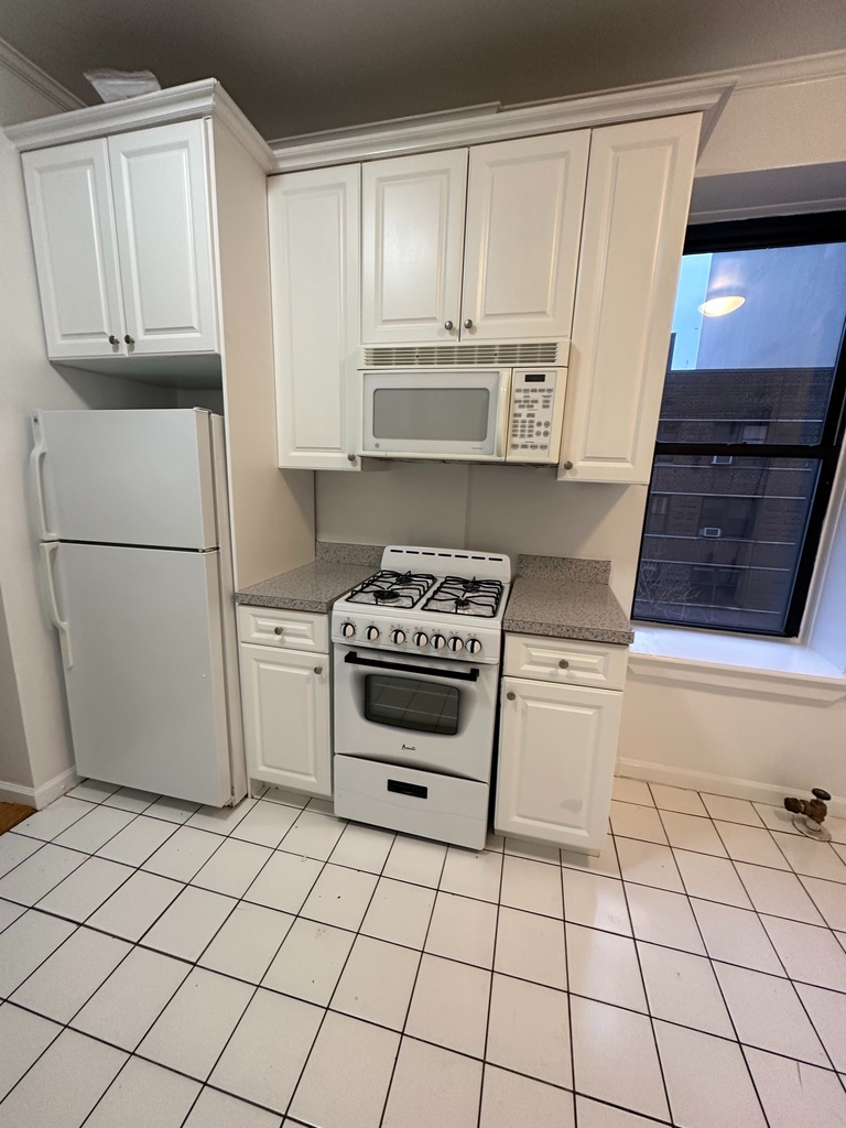 243 East 38th Street #5B - Photo 2