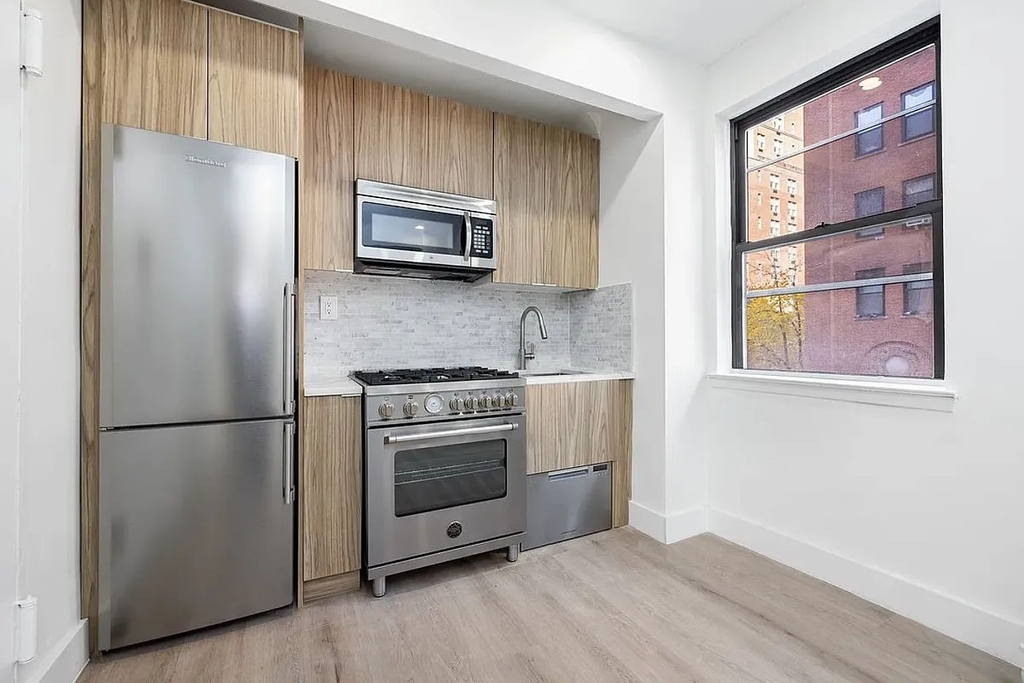 138 East 38th Street - Photo 2