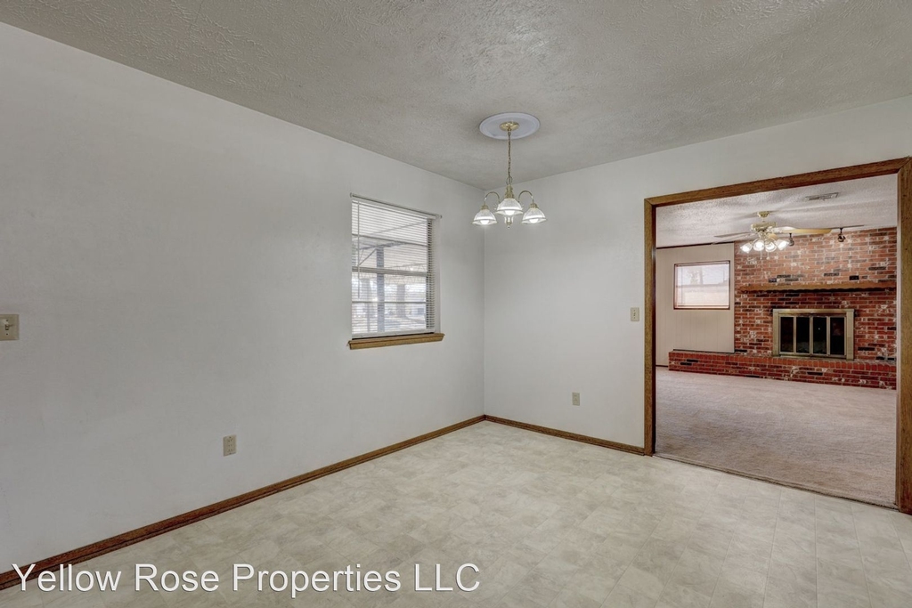 2804 N Rockwell Ave - Photo 2