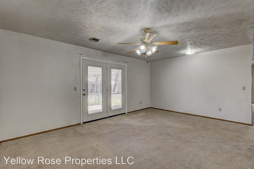 2804 N Rockwell Ave - Photo 1