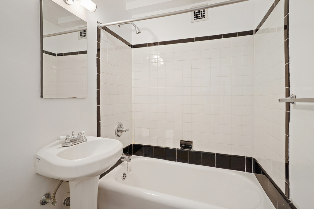 310 East 44th Street - Photo 7