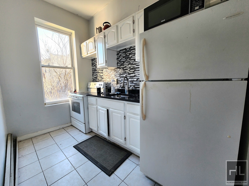 65 Ralph Avenue - Photo 4