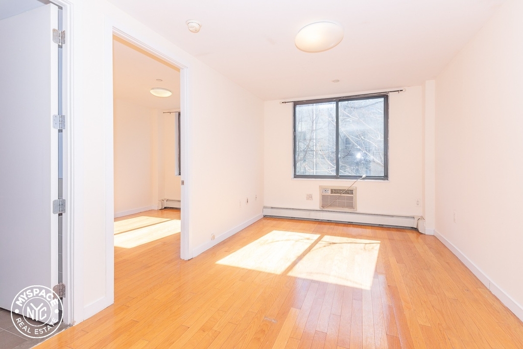 924 Metropolitan Avenue - Photo 3