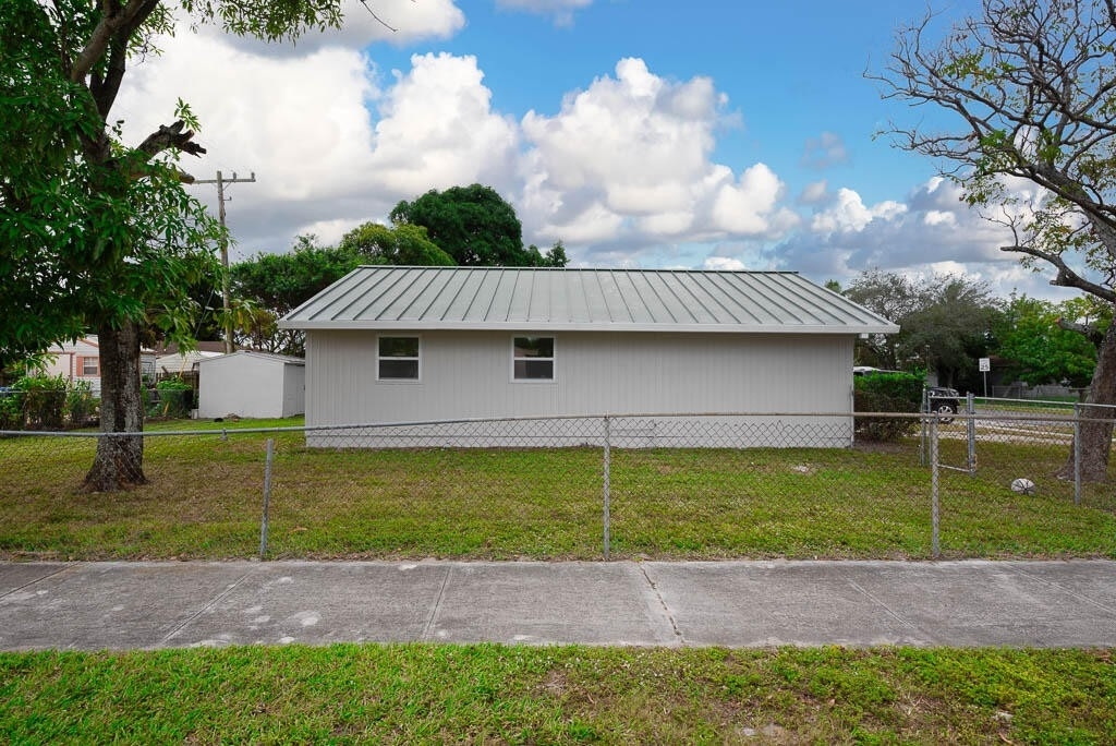 1560 Nw 7th Avenue - Photo 2