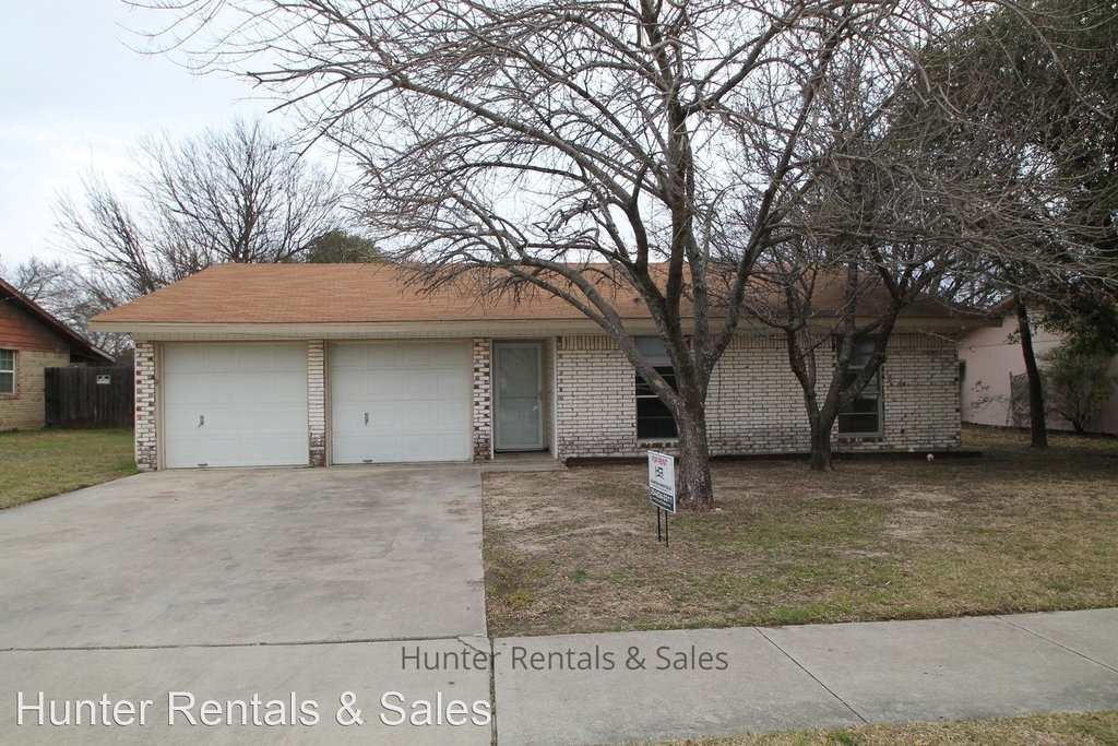 1015 Ronstan Dr - Photo 0