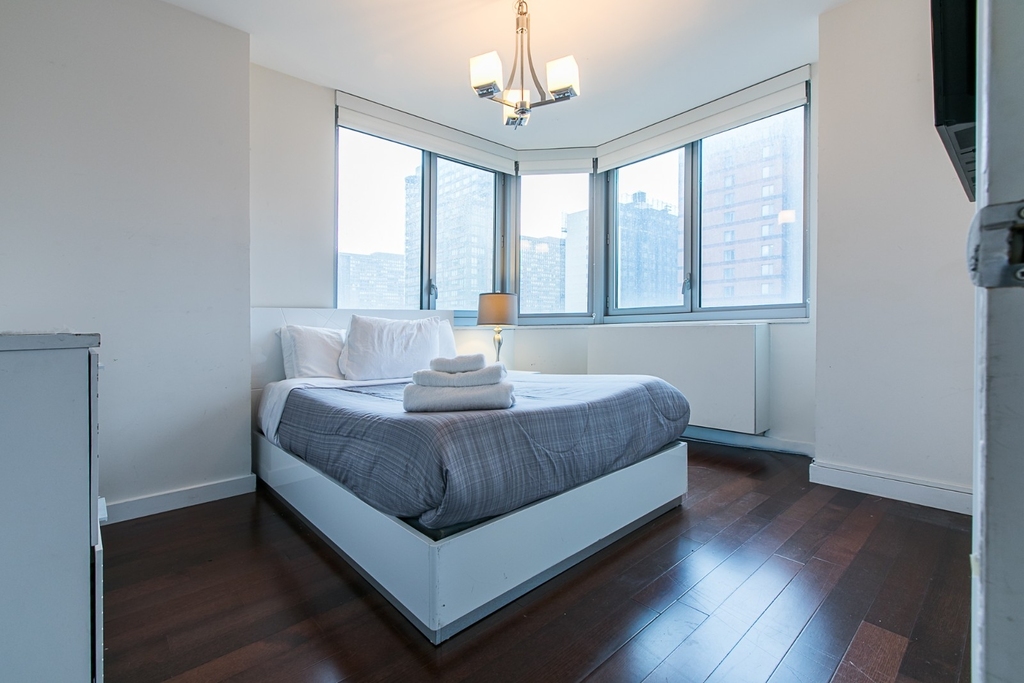 401 East 34th Street - Photo 8