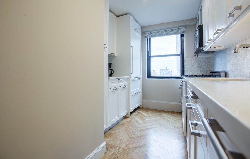 305 East 86th Street - Photo 9