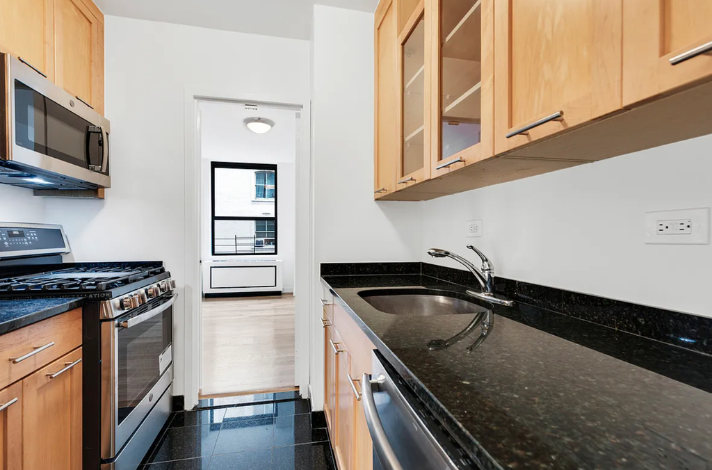 West 86  St.  - Photo 3