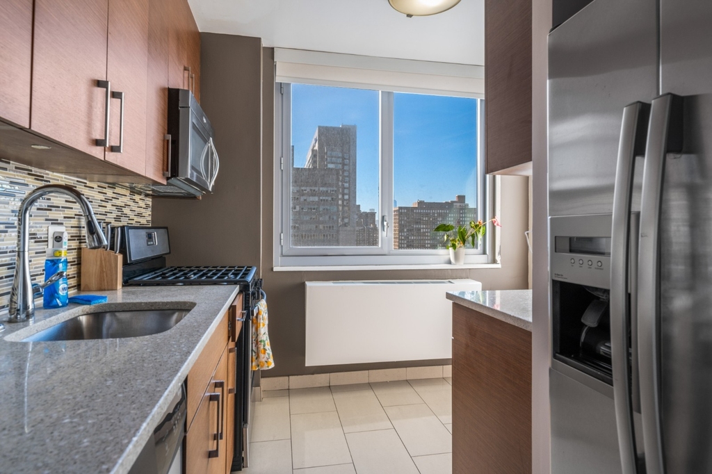 401 East 34th Street - Photo 15