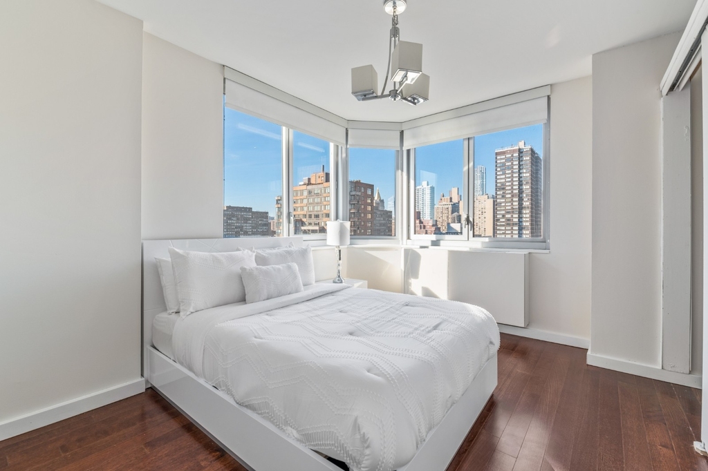 401 East 34th Street - Photo 7