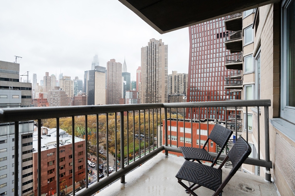 401 East 34th Street - Photo 4