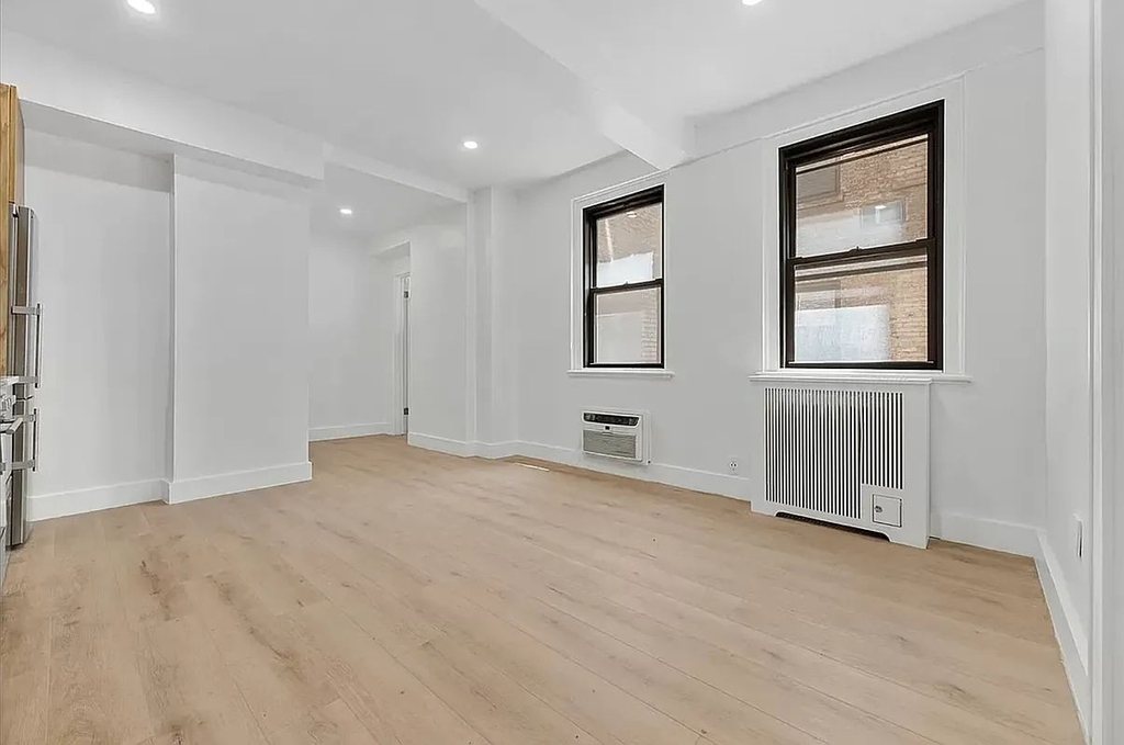 138 East 38th Street - Photo 3