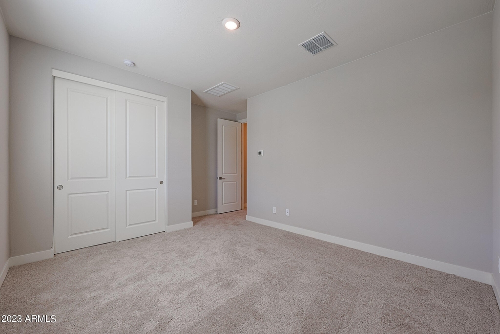 18458 W Sandlewood Drive - Photo 28