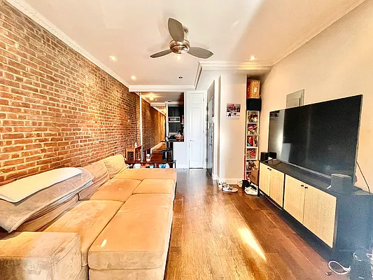 636 East 6th Street - Photo 0