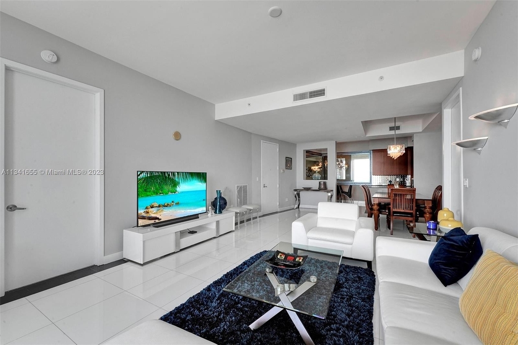 18101 Collins Ave - Photo 4