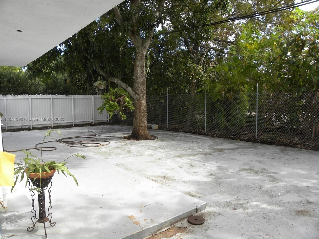 3466 Sw 23rd St - Photo 9