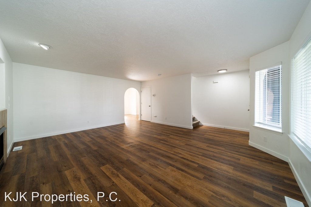 9032 North Berkeley Avenue - Photo 3