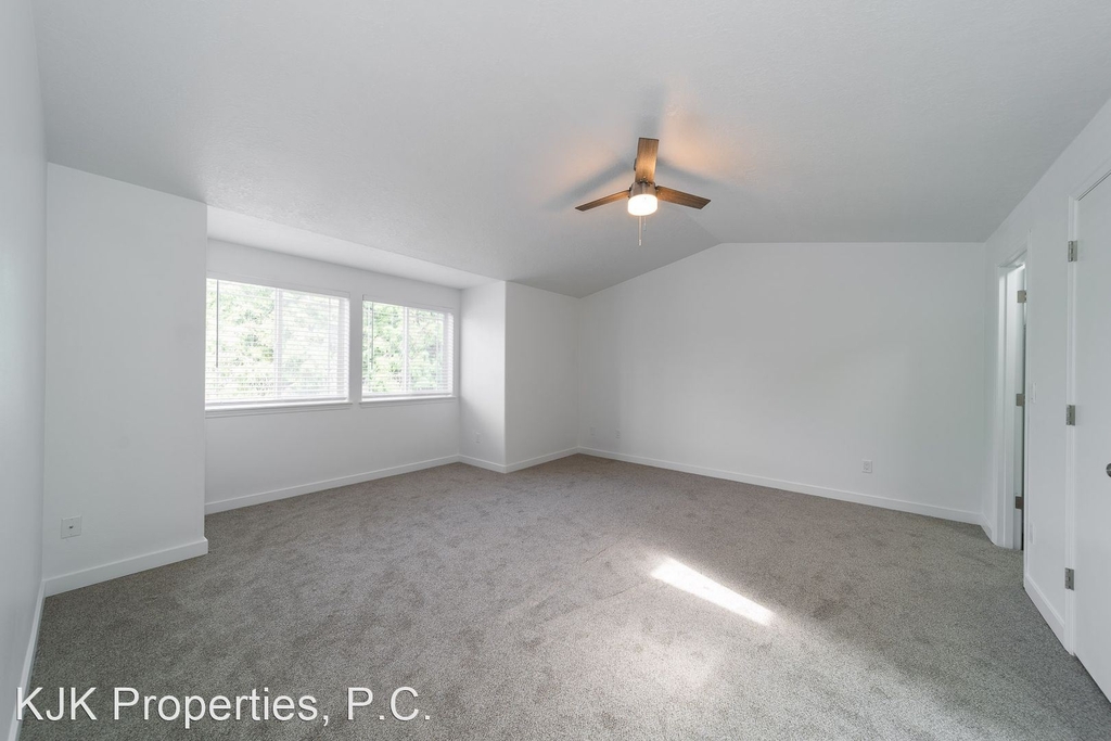 9032 North Berkeley Avenue - Photo 21