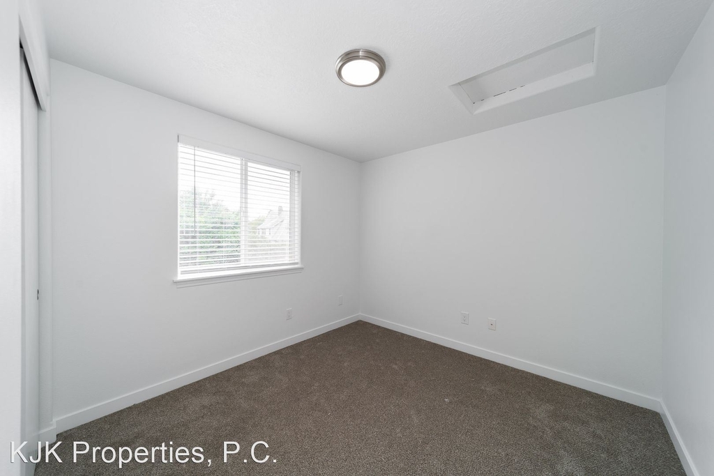 9032 North Berkeley Avenue - Photo 12