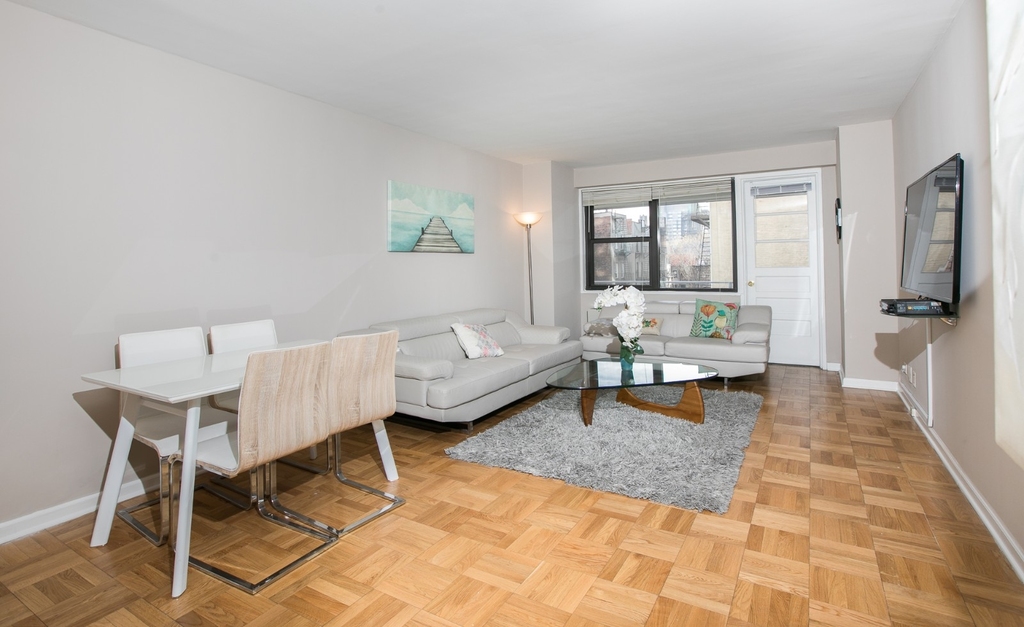 305 East 86th Street - Photo 2