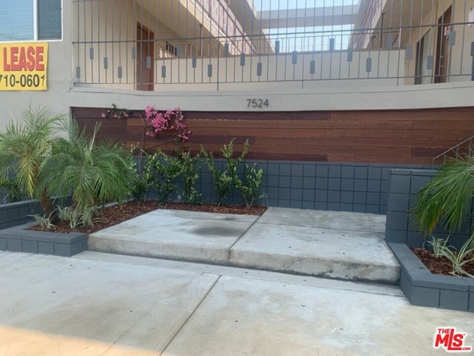 7524 Sepulveda Blvd - Photo 1