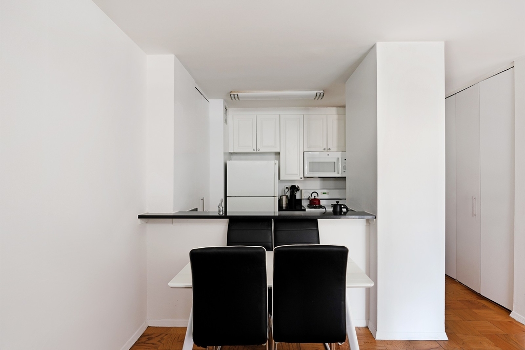 230 West West 55th Street - Photo 4